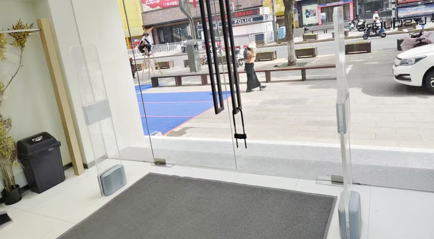 Подвійна частота AM&RFID: інтелектуальна безпека для індустрії роздрібної торгівлі одягом.